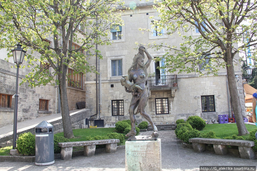 Сан-Марино, историческая часть, скульптура Материнство Сан-Марино