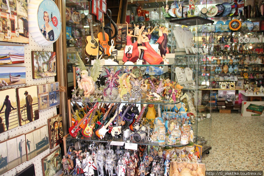 Сан-Марино,  историческая часть, местные магазины. Сан-Марино