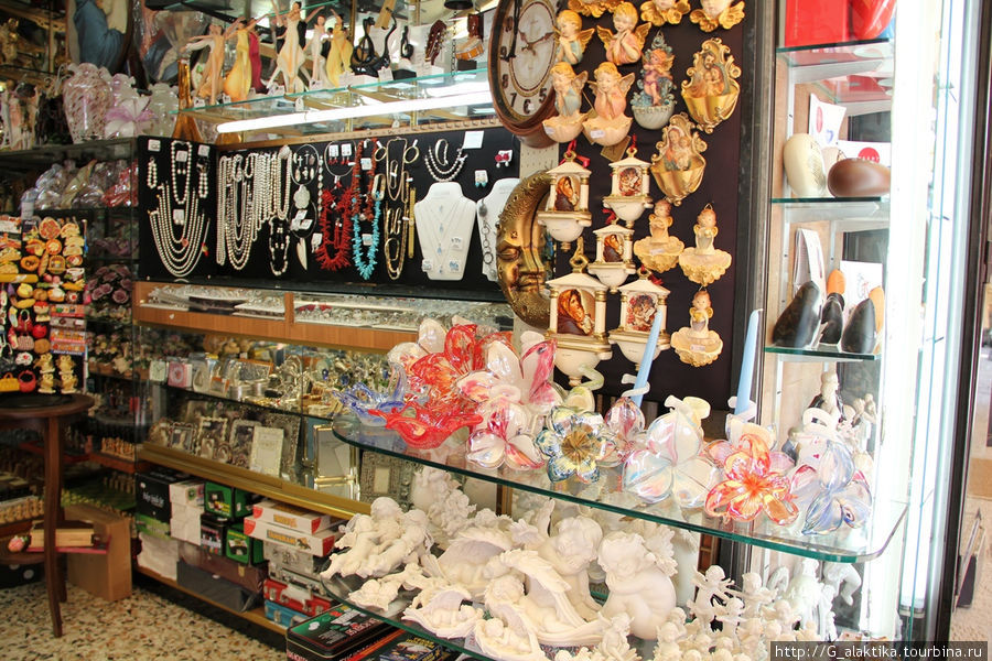 Сан-Марино,  историческая часть, местные магазины. Сан-Марино