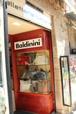 Сан-Марино,  историческая часть, местные магазины.