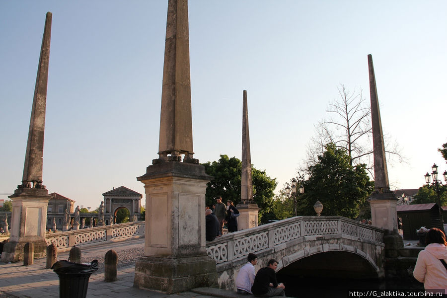 Падуя, Прато (площадь) делла Валле, один из мостиков через канал Падуя, Италия