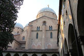 Падуя, базилика св. Антония, внутриние квадратные дворики очень красивы.