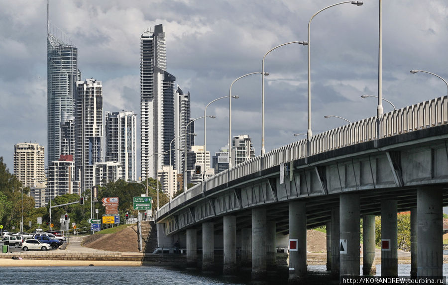 Surfers Paradise, когда-то рядовой пляж, стал сегодня изысканным курортом, даже несмотря на то, что его центр застроен бетонными башнями. Город сильно изменился с 1936 г., когда на этом месте, в 9 км от Саутпорта, стоял одинокий отель. Surfers Paradise, главный город-пляж Золотого Берега, изобилует отелями и апартаментами. Дошло даже до того, что их высокие здания со второй половины дня затеняют пляж, поскольку они расположены близко от него. Голд-Кост, Австралия