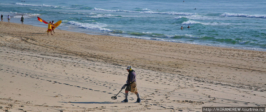 Есть на побережье чудаки. Каждый день чудак с металлоискателем промышляет на пляже в надежде найти золотой Rolex Голд-Кост, Австралия