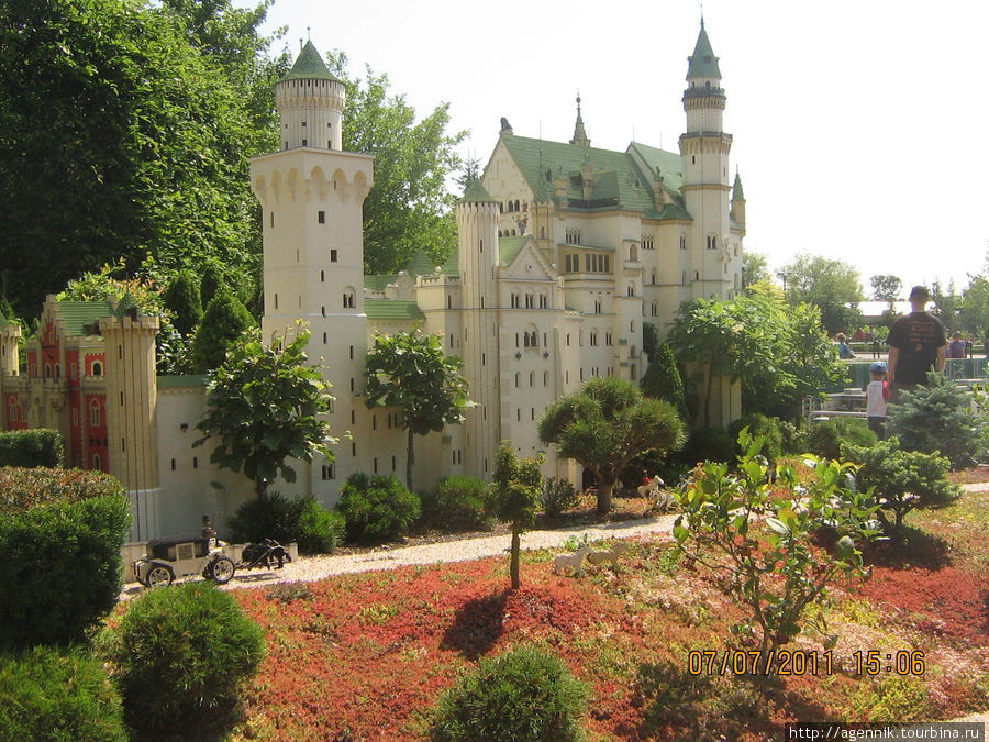 Это замок Нойшванштайн до которого мои родители никак не могут доехать. Кареты едут, в замке звучит музыка. Гюнцбург, Германия