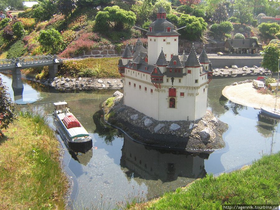 Посередине реки Рейн стоит замок, известный как Замок Каубего фундамент построен в виде корабля, чтобы выдерживать сильное течение. Он построен в1327 году Людовиком Баварским Гюнцбург, Германия