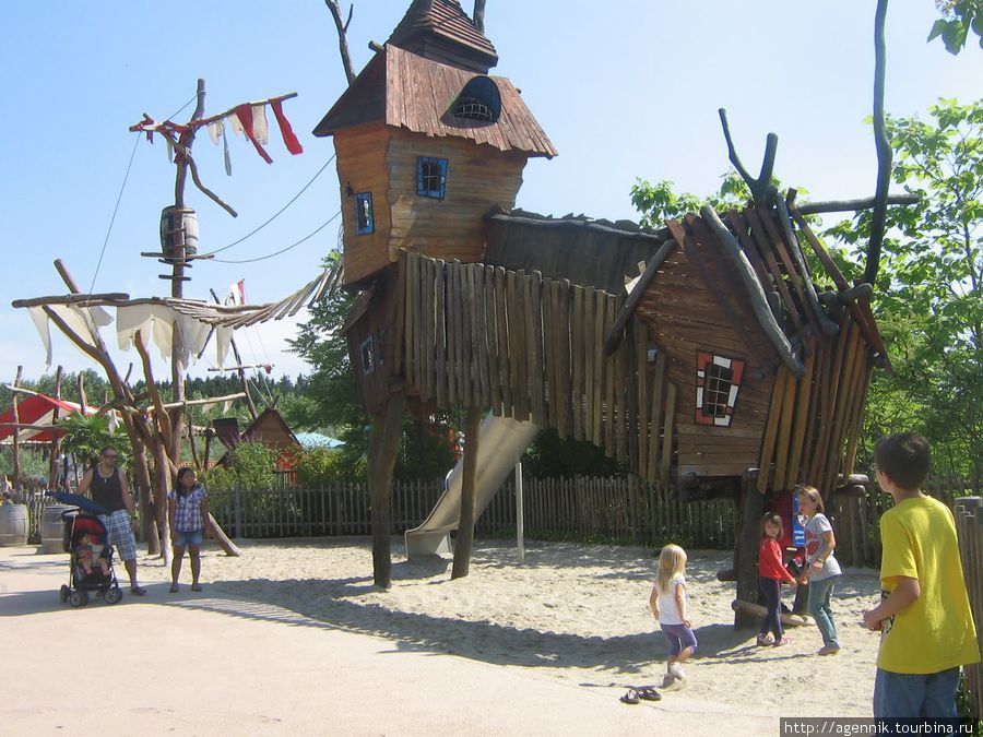 В деревне пиратов тоже есть игровая площадка. Правда кажется, что она вот -вот развалится Гюнцбург, Германия