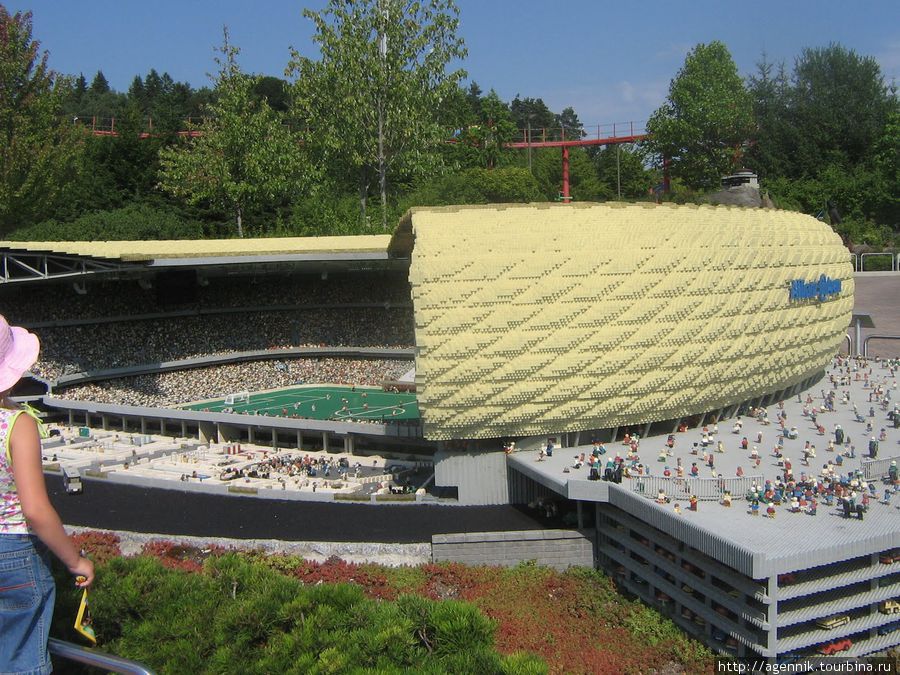 Альянс-арена. Стадион в Мюнхене. Идет футбольный матч и очень шумно. Гюнцбург, Германия