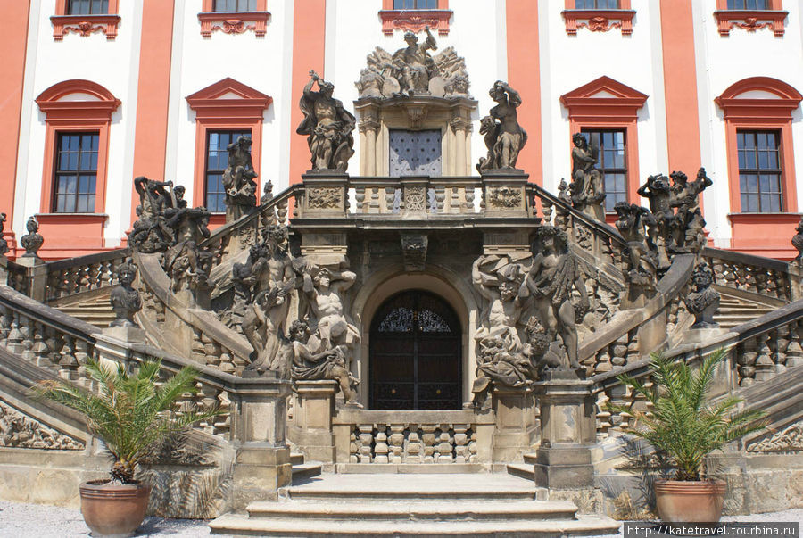 Двухмаршевая лестница, ведущая в сад Прага, Чехия
