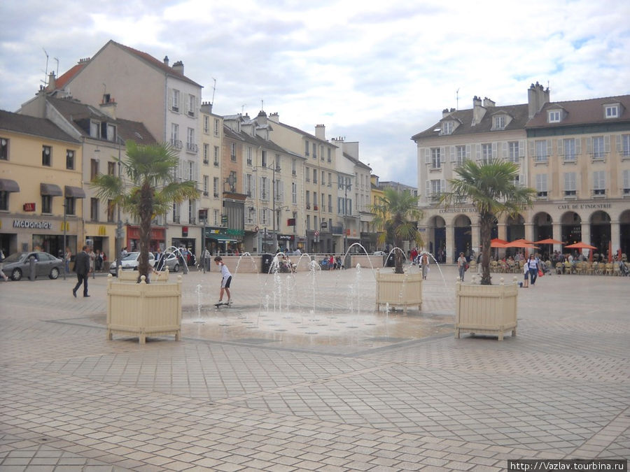 Дома и фонтан на площади Сен-Жермен-ан-Ле, Франция