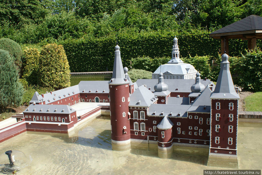 Нидерланды. Южный Лимбург.Замок Хунсбрук (вблизи Херлена). Построен в середине XVII века в маасском ренессансном стиле Брюссель, Бельгия
