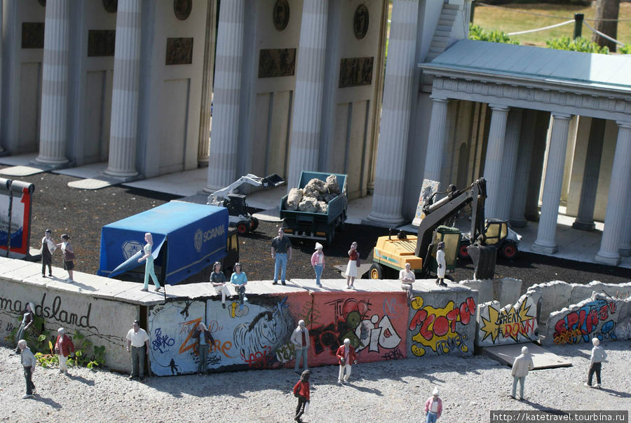 Берлинская стена и рушащий ее экскаватор Брюссель, Бельгия