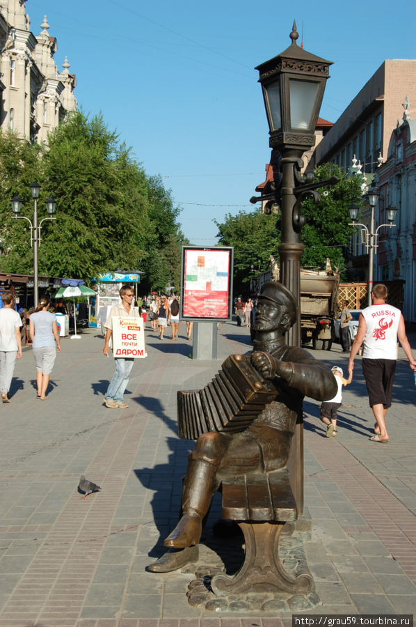 Памятник саратовской гармошке Саратов, Россия