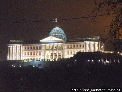 Вид на Президентский дворец вечером Грузия