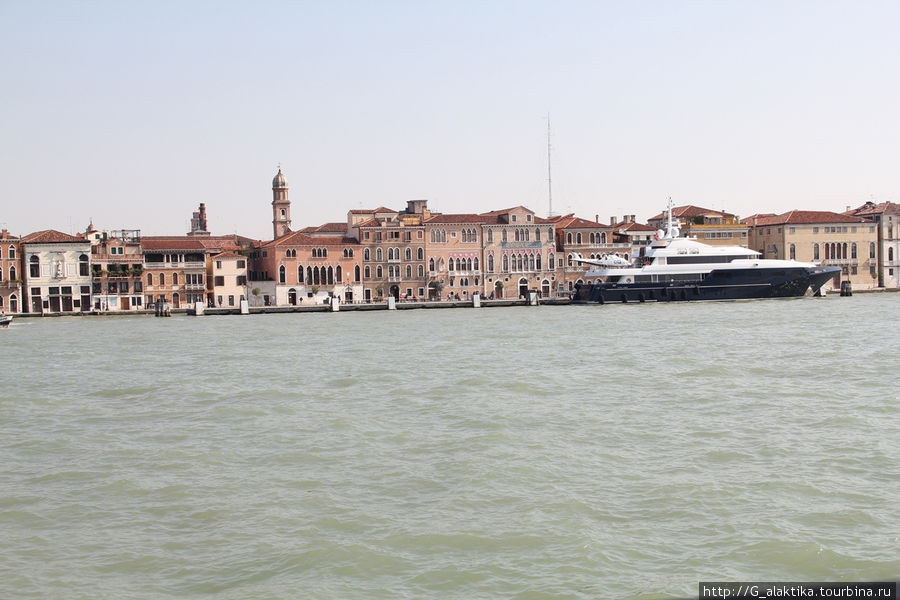 По данным гида эта яхта принадлежит Биллу Гейтсу Венеция, Италия