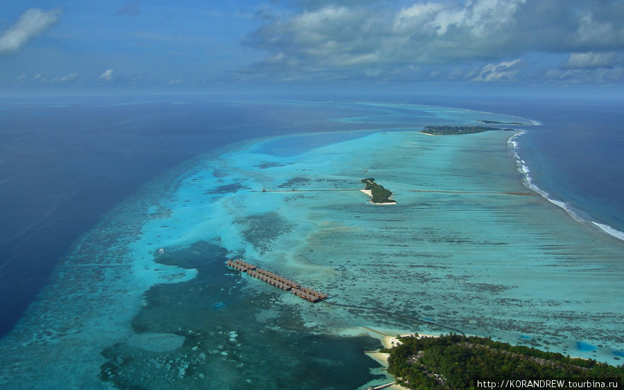 Все острова объединяются в 2 атолловые цепочки, протянувшиеся на 120 км с запада на восток и на 920 км с севера на юг. Одни группируются, другие дробятся на мелкие россыпи, а иногда над поверхностью моря всплывает часть кораллового рифа. Мале, Мальдивские острова