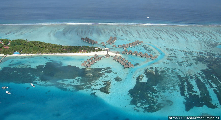Можно загорать на белоснежном песке, потягивая коктейль со льдом, или осмотреть местные достопримечательности, а можно отправиться покорять морскую стихию на яхте или погрузиться в глубины бирюзовых вод. Главное — выбрать самый подходящий остров. Многие  острова имеют подобное, похожее на пальму, расположение домиков-номеров. Мале, Мальдивские острова