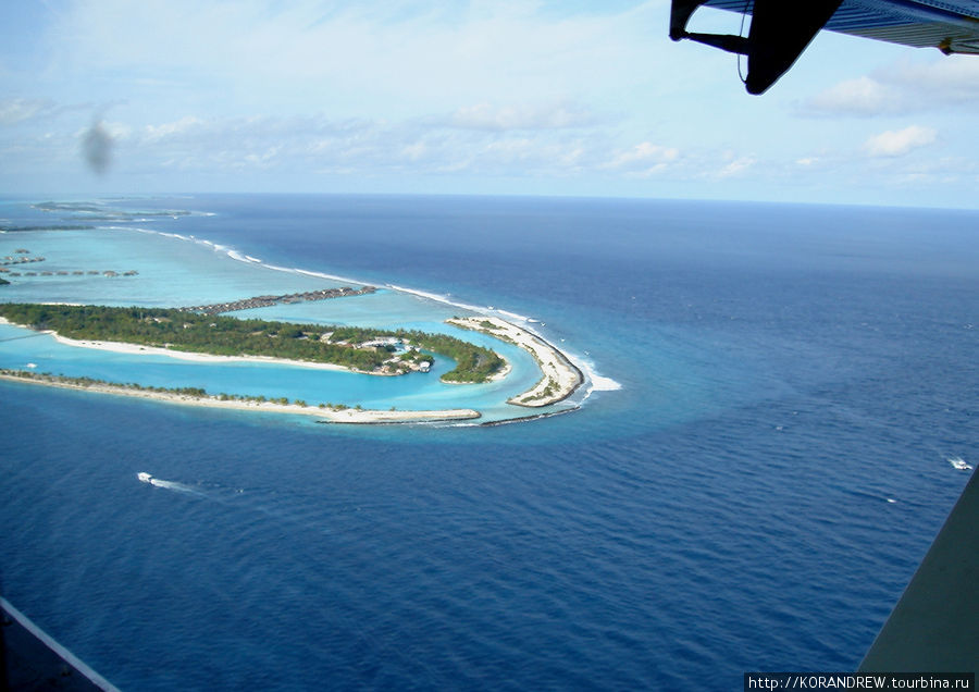 Во время пятнадцатиминутной экскурсии — облете, если повезет, ты можешь увидеть свой остров с высоты птичьего полета. Для того, чтобы совершить воздушную экскурсию необходимо заявить о своем желании, тебя доставят в аэропорт и ...наслаждайся жизнью. Экскурсия стоит 150 евро за 15 минут полета. Мале, Мальдивские острова