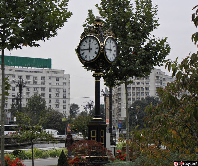 Часы в парке у площади Объединения Бухарест, Румыния