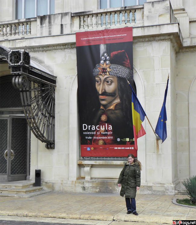 Юлька с афишей выставки, посвященной Дракуле Бухарест, Румыния