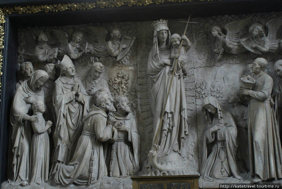Скульптурная композиция «Путь к кресту», выполненная из бургундского белого камня