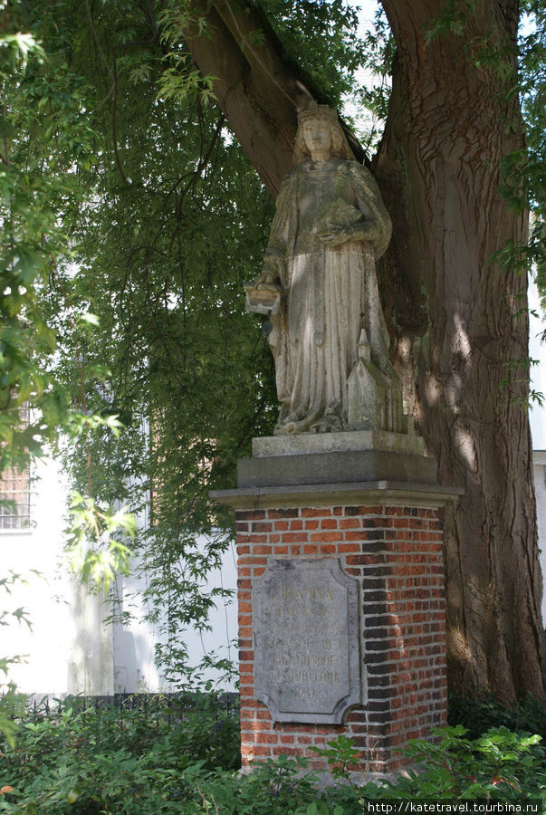 Памятник графине Иоанне Константинопольской – создательнице феномена бегинажа Кортрейк, Бельгия