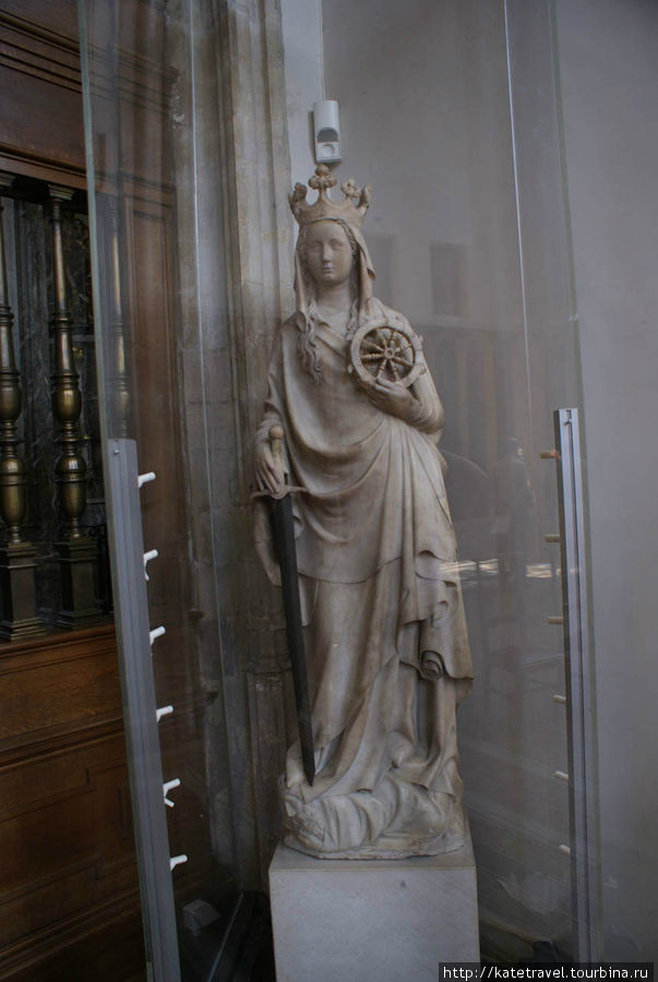 Средневековая статуя Свят
