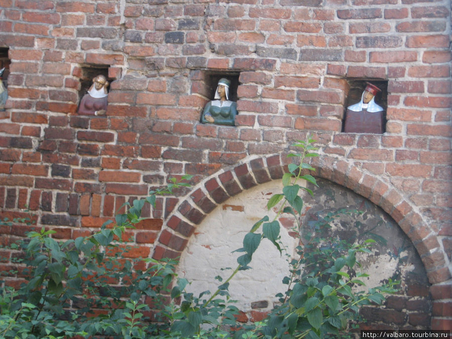 Средневековые кумушки перед окнами. Торунь, Польша