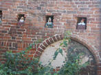 Средневековые кумушки перед окнами.