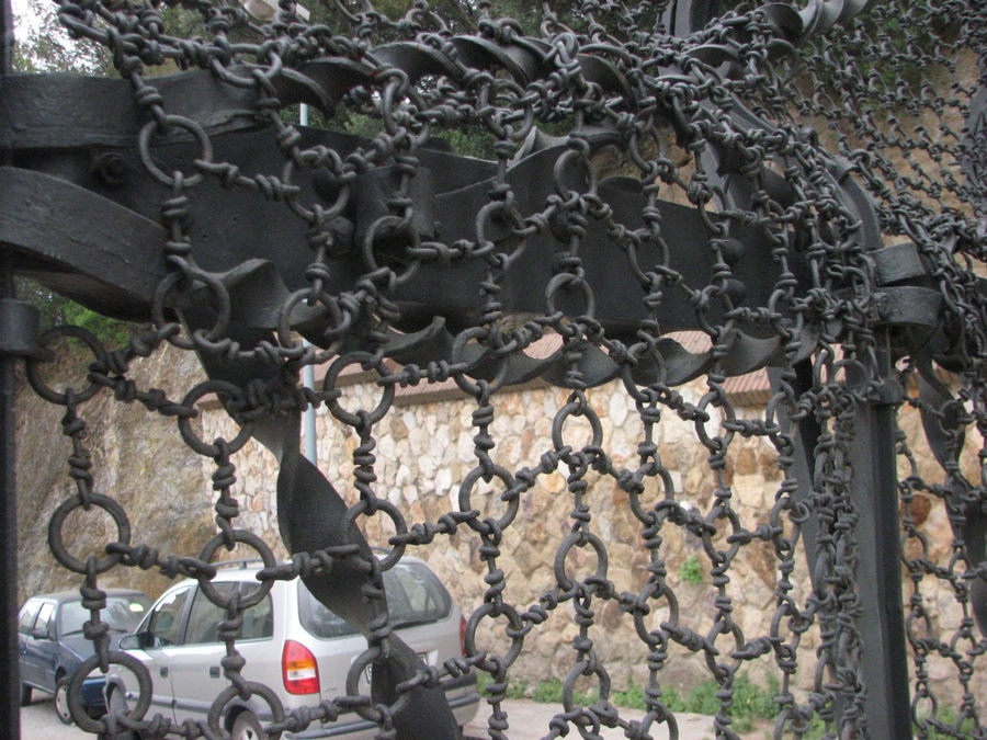 Решётка ворот -тоже произведение искусства. Барселона, Испания