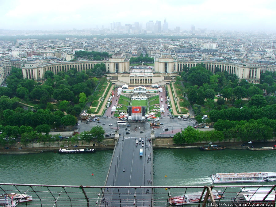Вид на Париж с высоты второй платформы Эйфелевой башни (почти 116м над землей) Париж, Франция