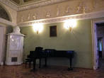 Рояль в Каминном зале (Зеркальной гостиной)