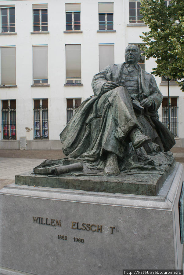 Памятник бельгийскому писателю Уильяму Элсхоту, творившему на фламандском языке Антверпен, Бельгия