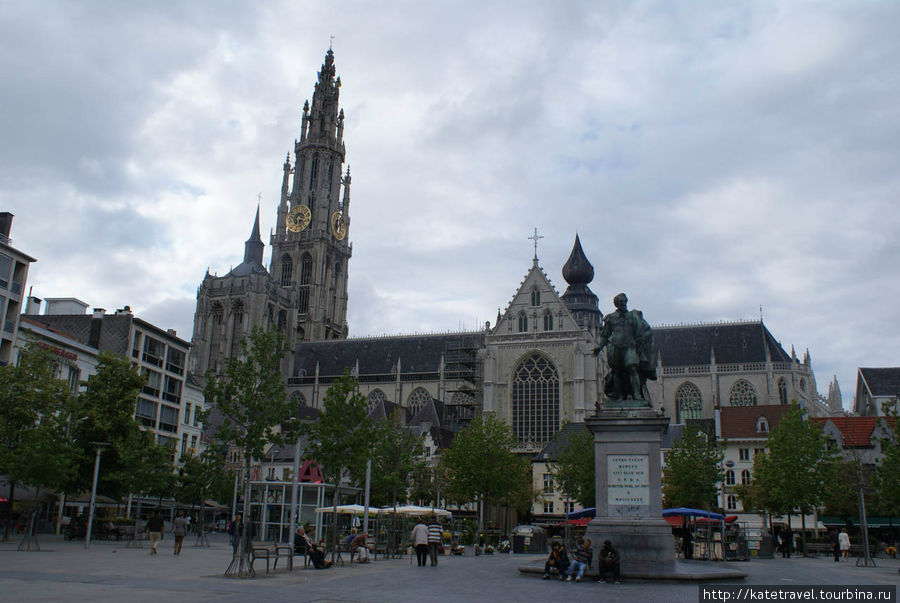 Зеленая площадь; на заднем плане — Собор Антверпенской Богоматери Антверпен, Бельгия