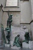 Памятник неутомимым строителям собора Антверпенской Богоматери