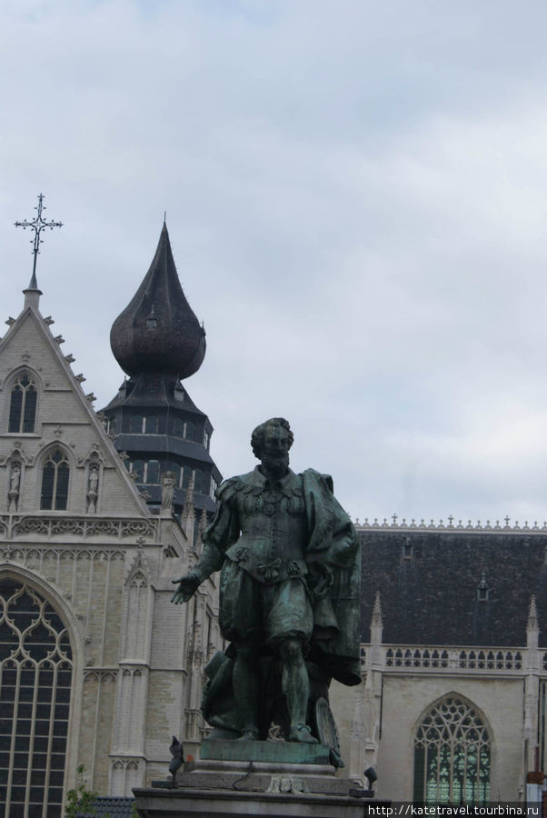 Памятник знаменитому антверпенцу Питеру Паулю Рубенсу Зеленой площади Антверпен, Бельгия
