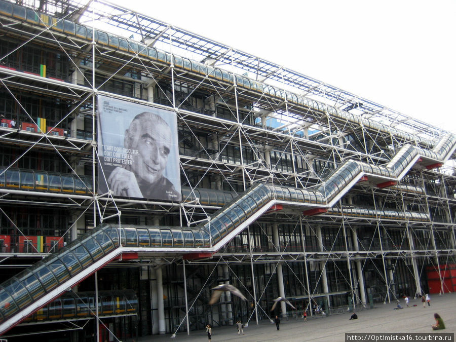 На здании центра Помпиду — фотография Жоржа Помпиду. Ему 7 июля 2011 года исполнилось бы 100 лет. Париж, Франция