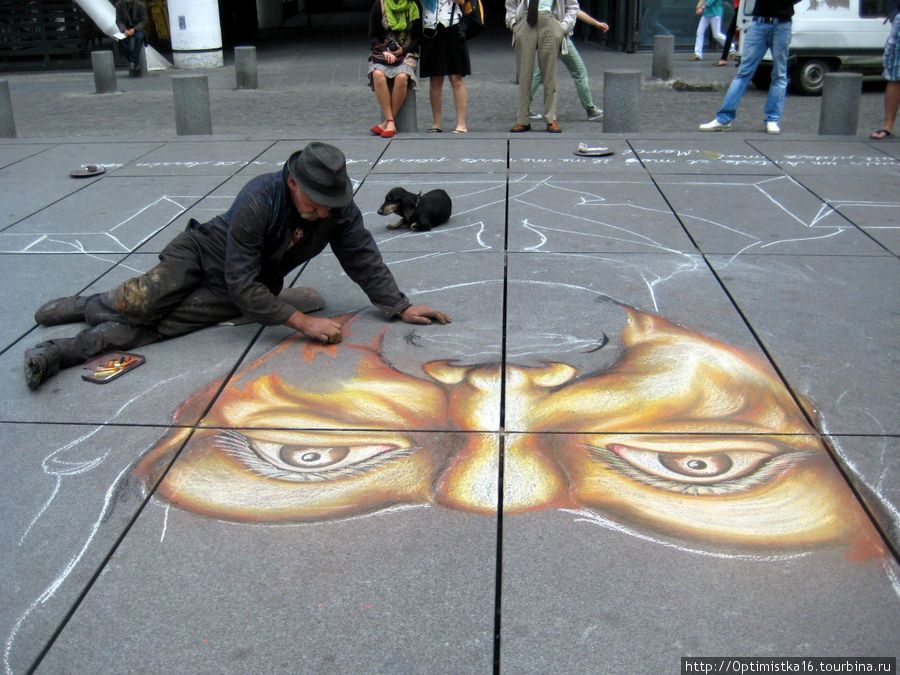 А рядом с фонтаном работает уличный художник. Париж, Франция