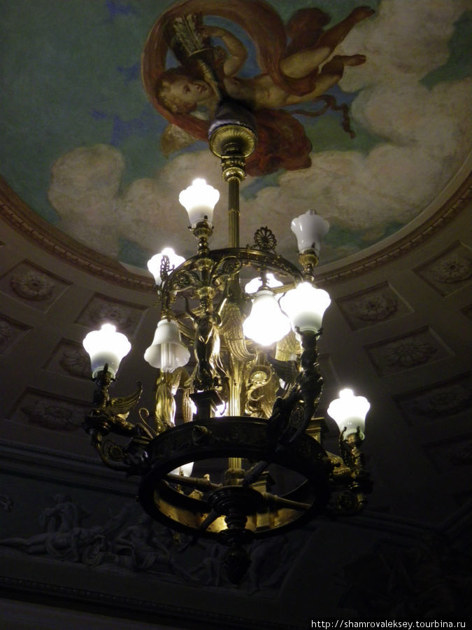 Великолепная бронзовая люстра, в стиле ампир, выполненная мастером Штанге освещает главную лестницу Санкт-Петербург, Россия