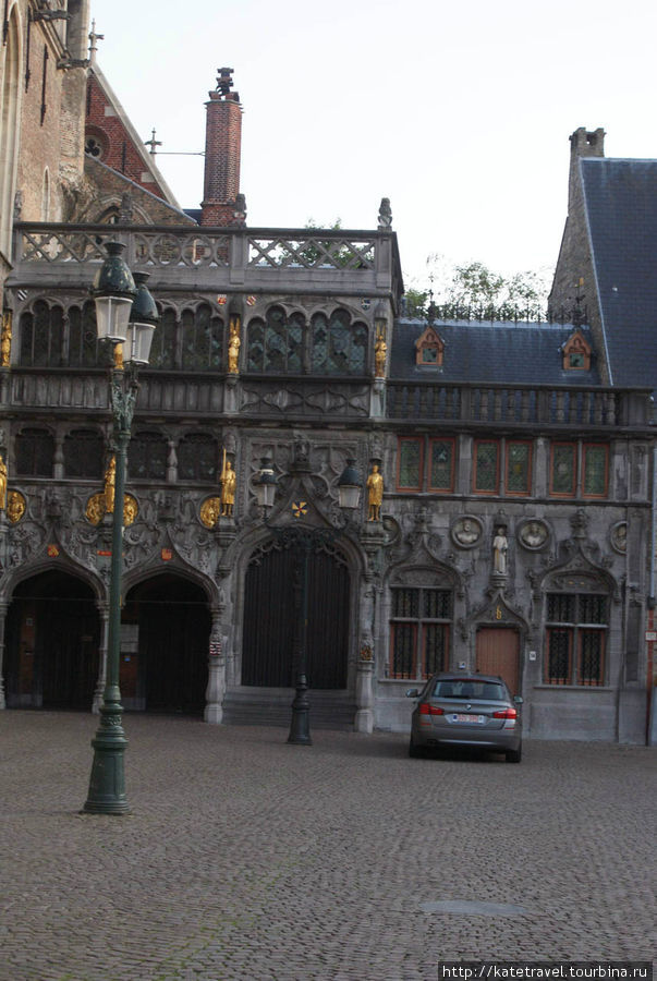 Площадь Бург. Базилика Святой крови Брюгге, Бельгия