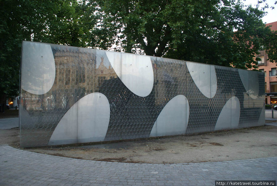 Павильон – символ «Брюгге 2002» — был построен напротив Ратуши по проекту японского архитектора Тойо Ито. Вид через пчелиные соты стен призван открывать новый взглял на исторические здания Брюгге, Бельгия