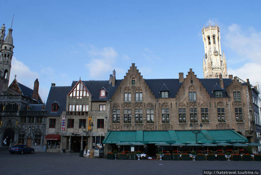 Площадь Бург. Слева — вход в Базилику Святой крови Брюгге, Бельгия