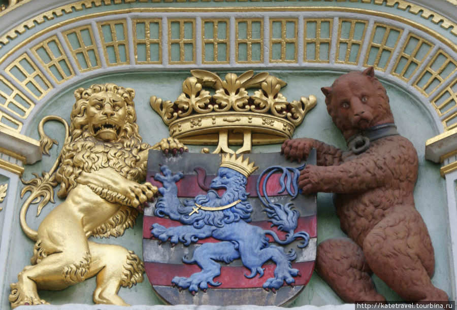 Гербовый щит Брюгге с бурым медведем, несущим герб. Вообще, по легенде, медведь был первым жителем этой местности Брюгге, Бельгия