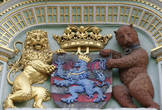 Гербовый щит Брюгге с бурым медведем, несущим герб. Вообще, по легенде, медведь был первым жителем этой местности