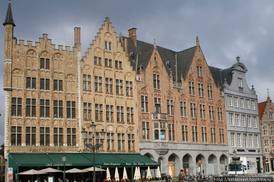 Гроте Маркт. Слева — дом Краненбург, в котором в 1488 году держали под стражей императора Максимилиана Брюгге, Бельгия