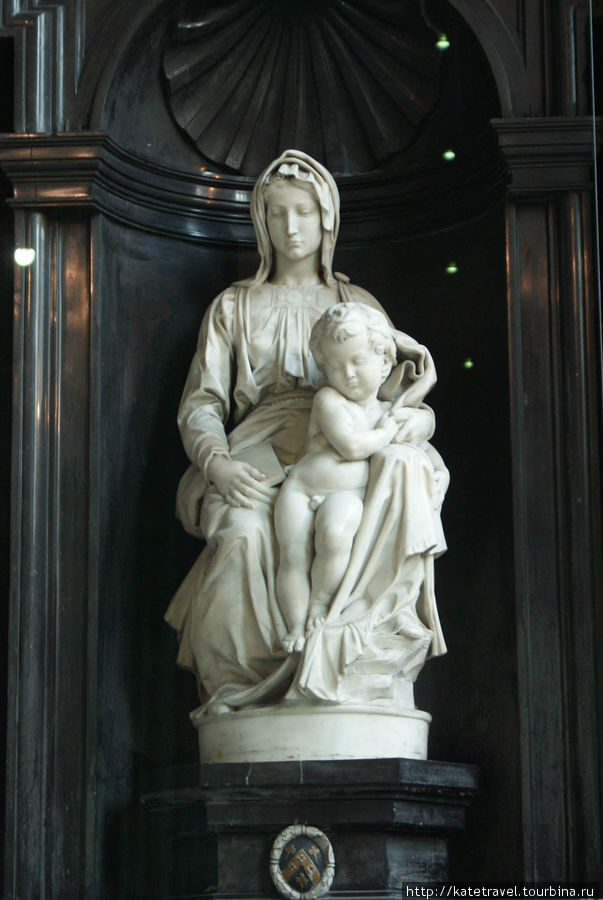 Сама знаменитая Мадонна Брюгге — Мадонна Микеланджело, находящаяся в Церкви Богоматери Брюгге, Бельгия