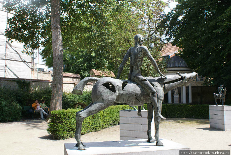 Один из четырех апокалиптических рыцарей работы современного скульптора Рика Поота, расположенных в центре двора Арентса Брюгге, Бельгия
