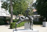 Один из четырех апокалиптических рыцарей работы современного скульптора Рика Поота, расположенных в центре двора Арентса