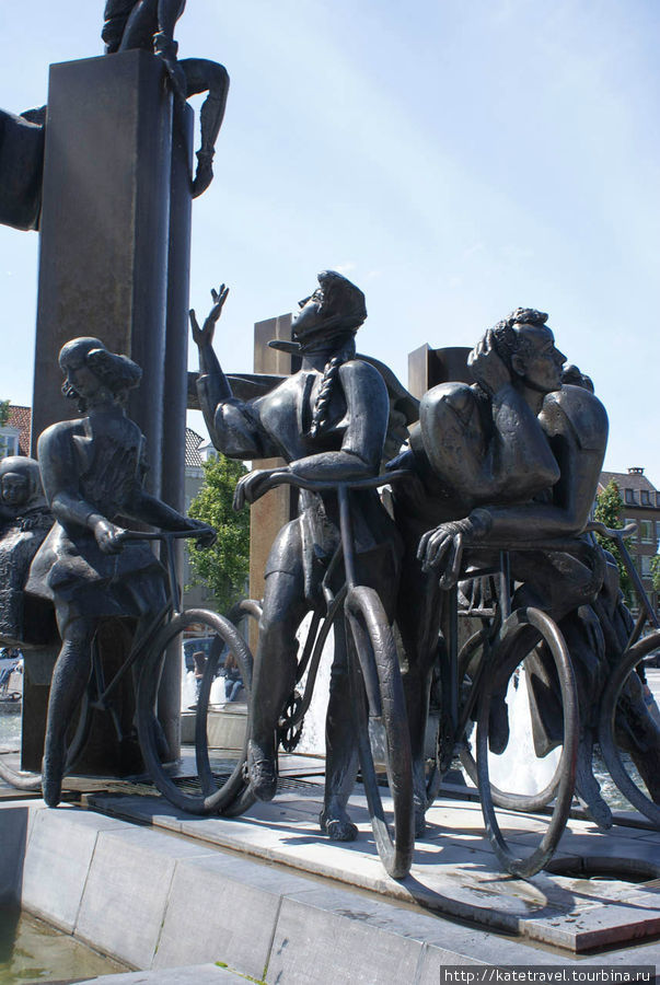 Велосипед — верный спутник бельгийца — удостоился своего памятника Брюгге, Бельгия