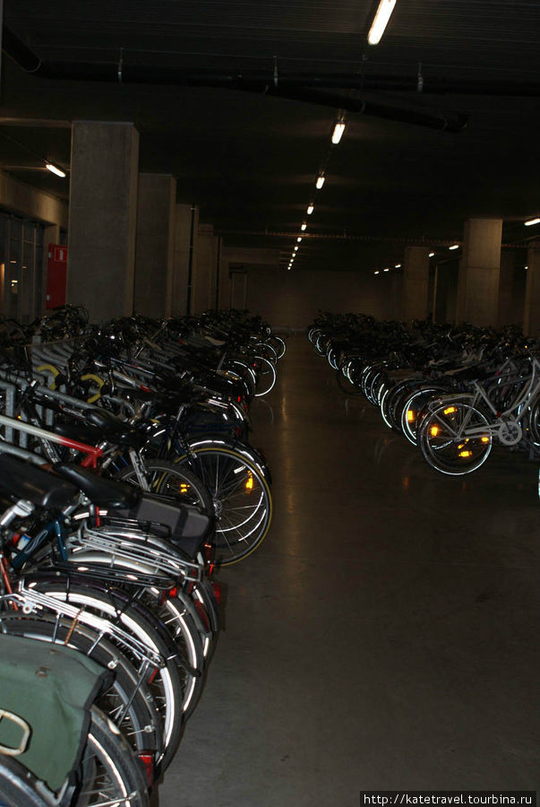 Велосипедный паркинг около железнодорожного вокзала – живое подтверждение тому, что велосипед в Бельгии — forever! Брюгге, Бельгия
